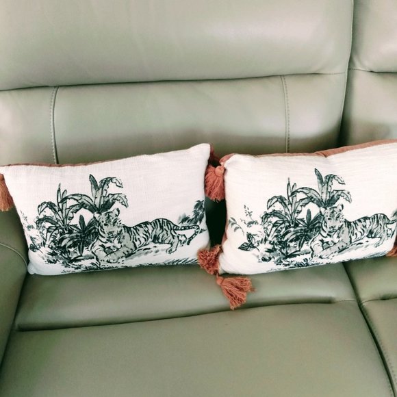 COTTON & VELVET PRINT PILLOW WITH TIGEr IMAGES & TASSELS - Picture 10 of 10